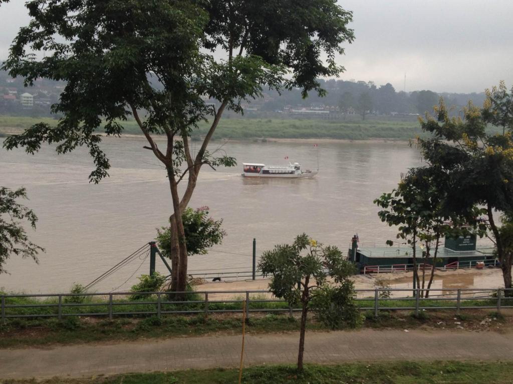 Day Waterfront Hotel Chiang Khong Exterior photo